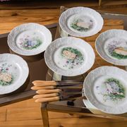 Assiettes à fromage et couteaux