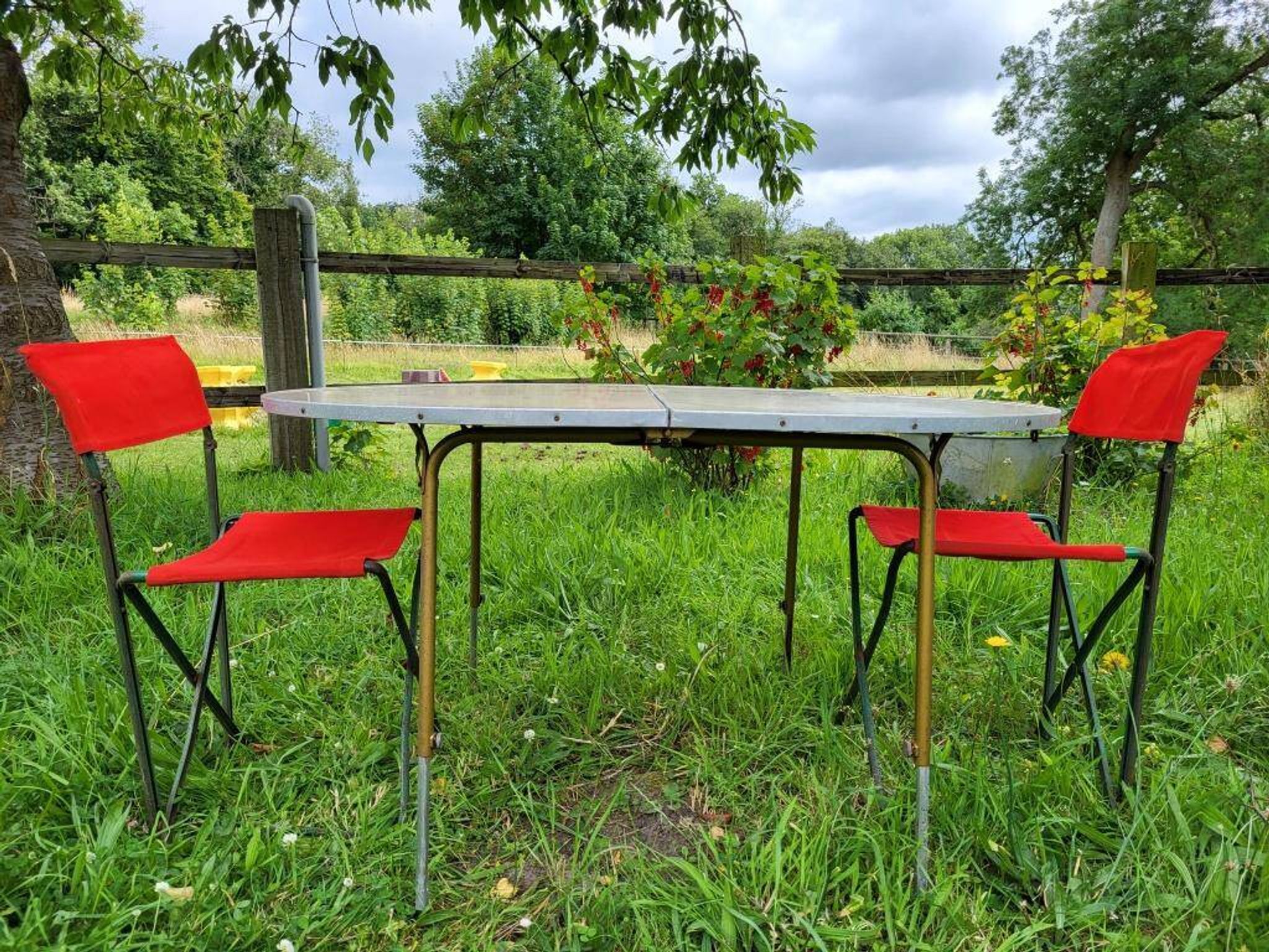 Ensemble table et duo chaises pliantes camping vintage 1970