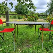 Ensemble table et duo chaises pliantes camping vintage 1970