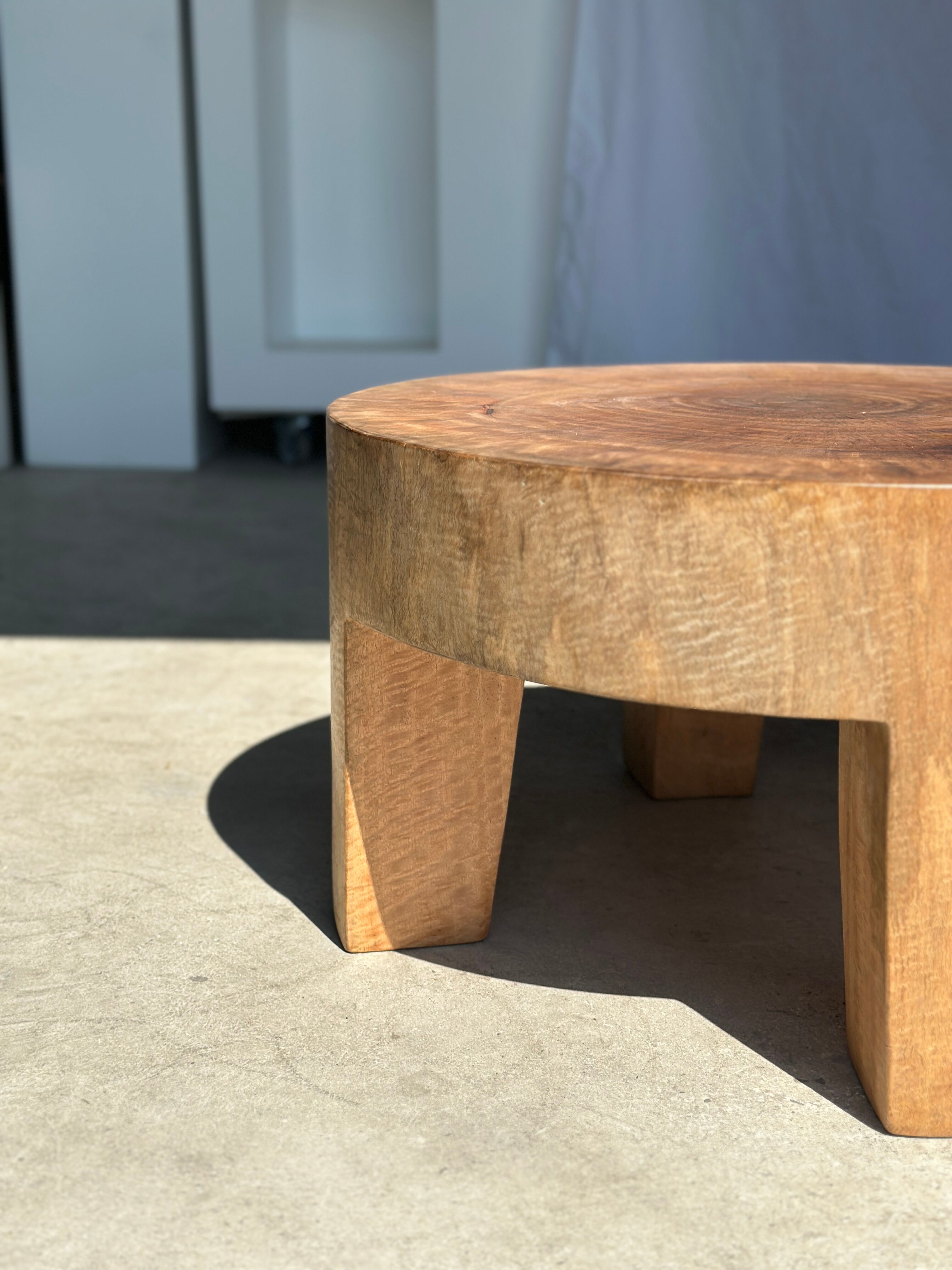 Quadripod coffee table in solid wood monoxyl natural color (dark)