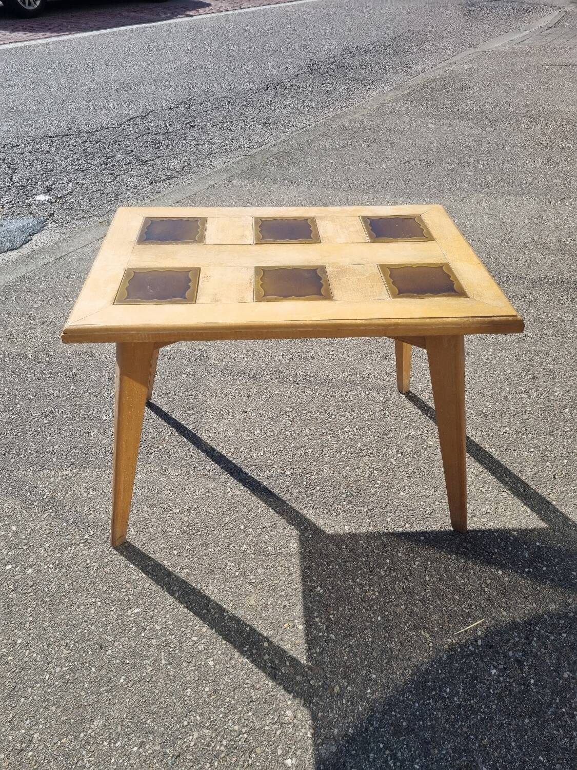 Vintage coffee table with tapered legs.