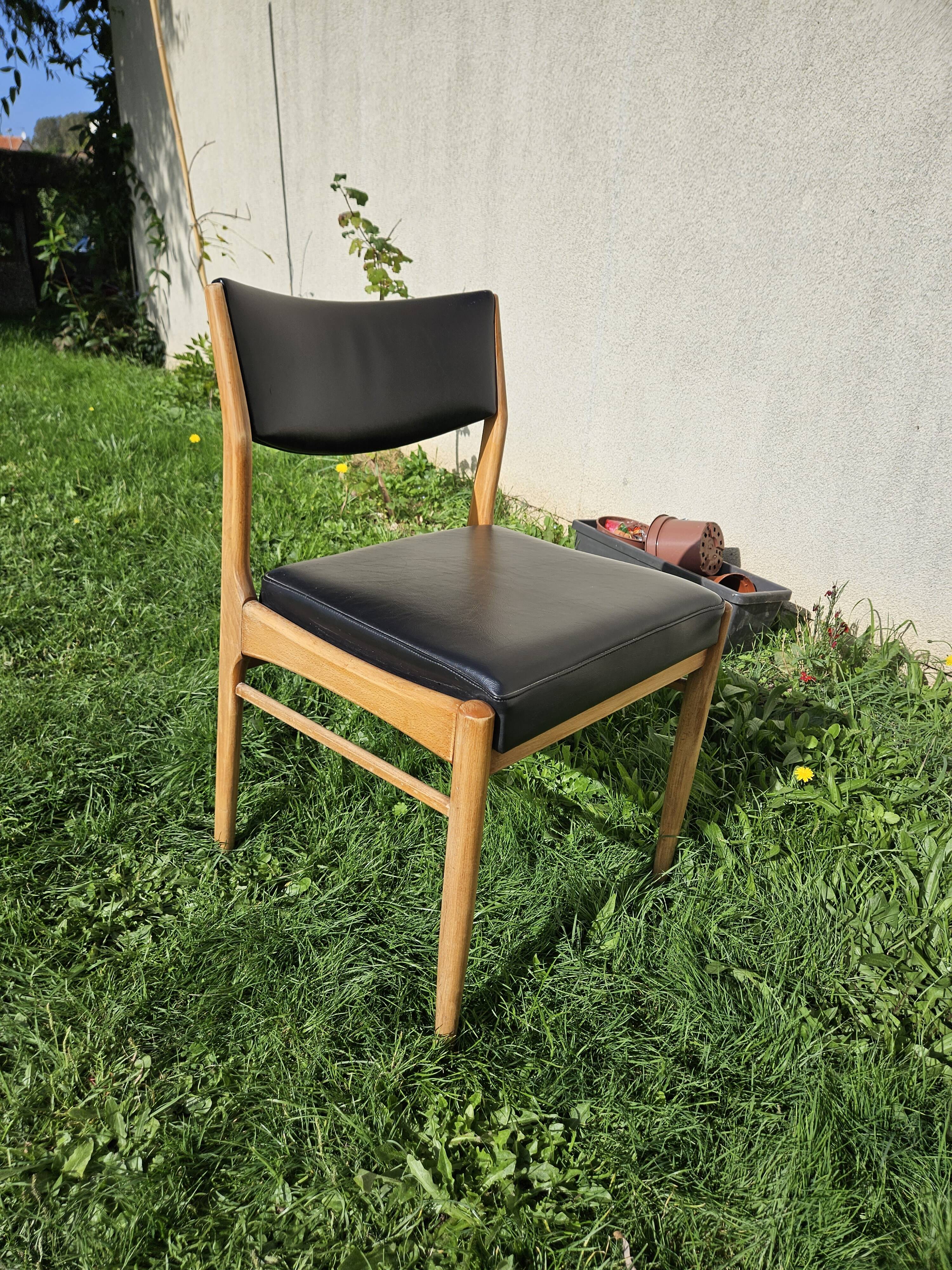 Chaise scandinave assise et dossier similicuir