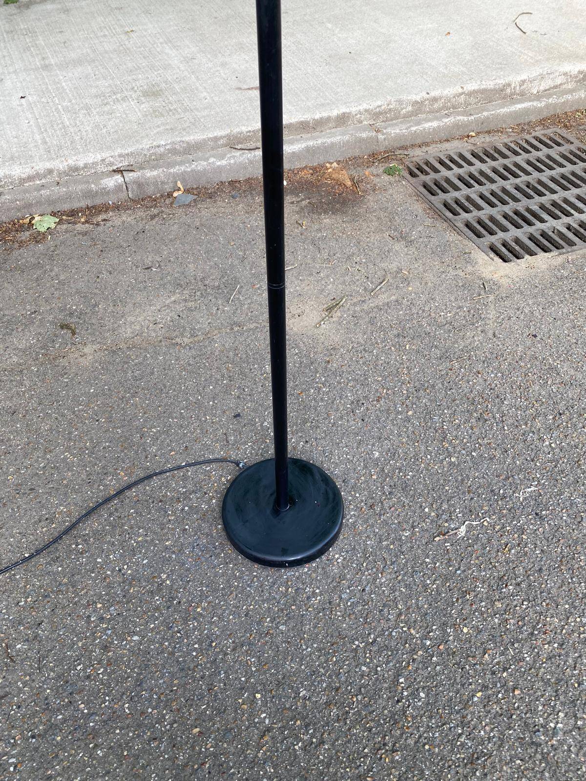 Lampadaire noir coupole vintage en acier