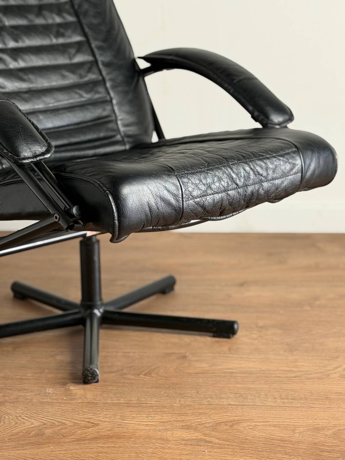 Danish swivel armchair in black leather – 1970s/80s - Skipper Furniture