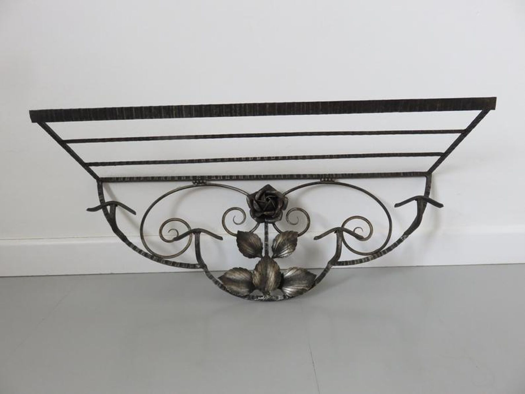 Porte manteau en fer forgé martelé motif floral art deco années 20 30