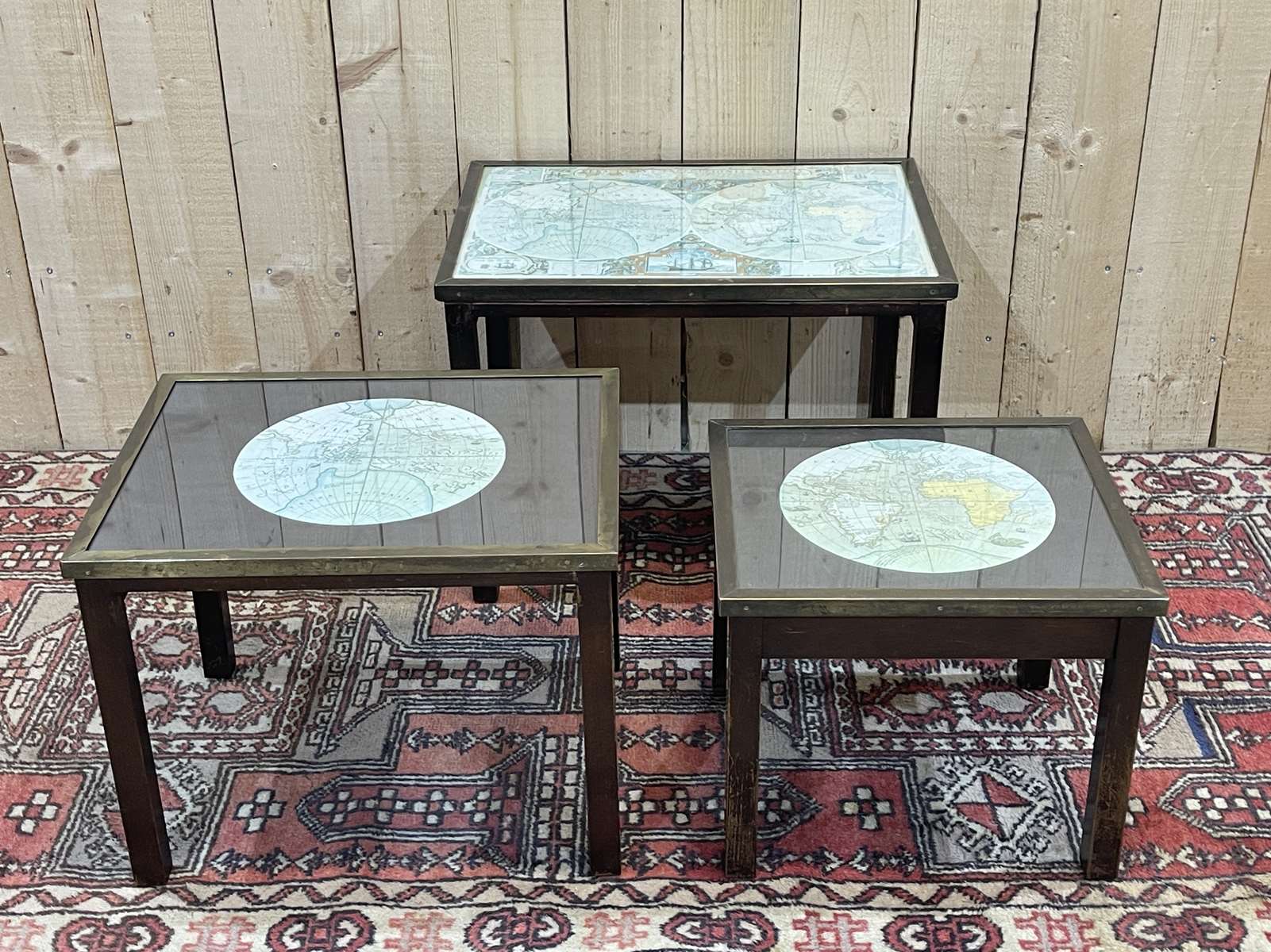 Tables gigognes mappemondes en acajou, verre et laiton - années 50