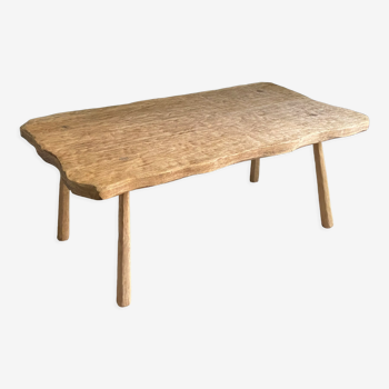 Table basse en bois brut de forme libre