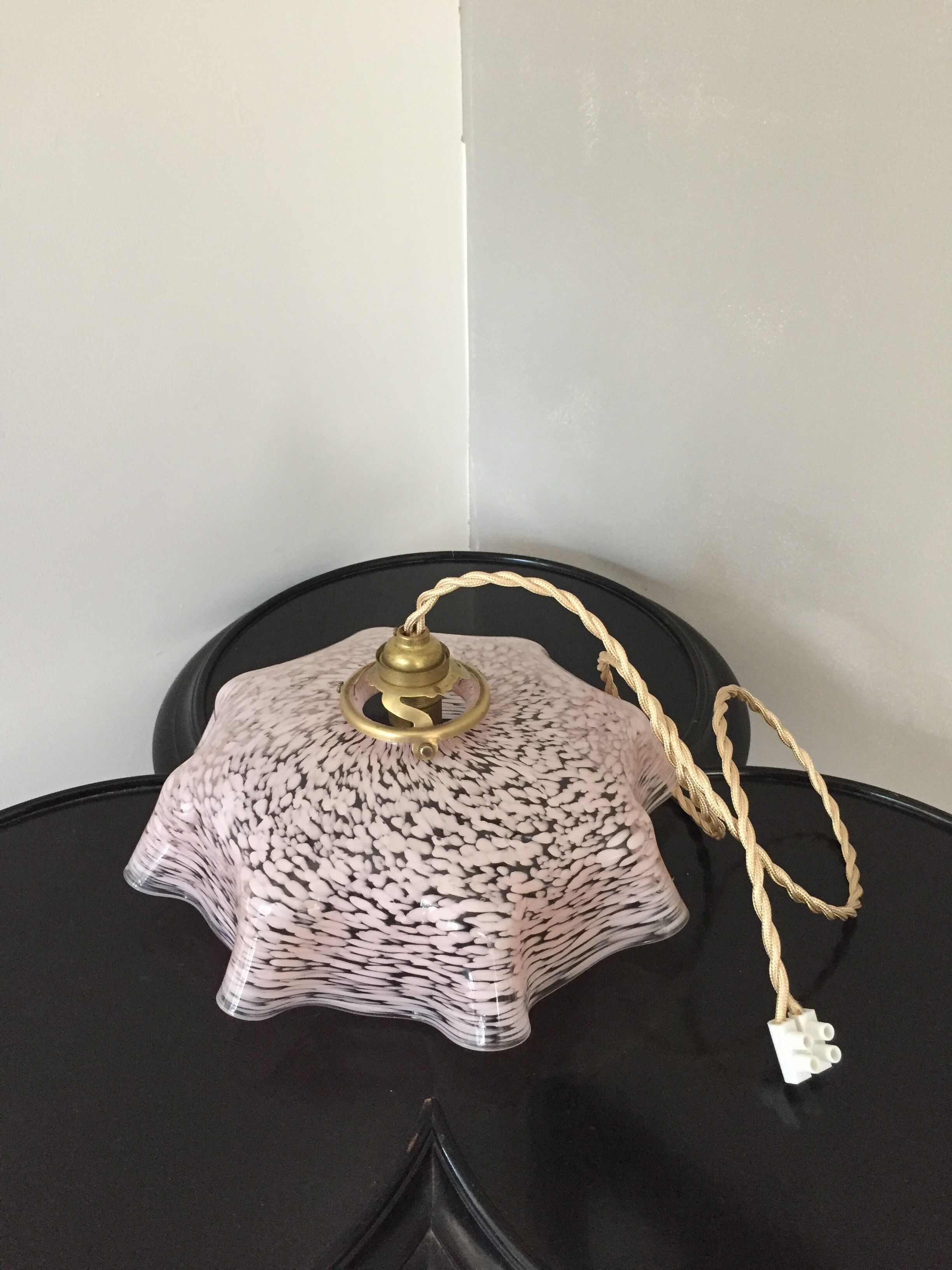 Suspension vintage opaline rose mouchetée et laiton