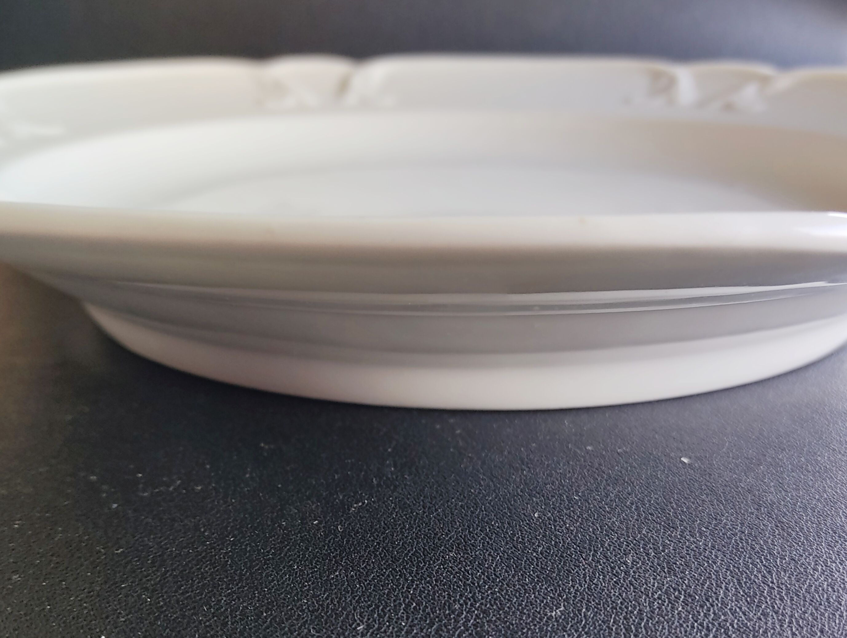 White porcelain dish, circa 1900, 33 cm in diameter