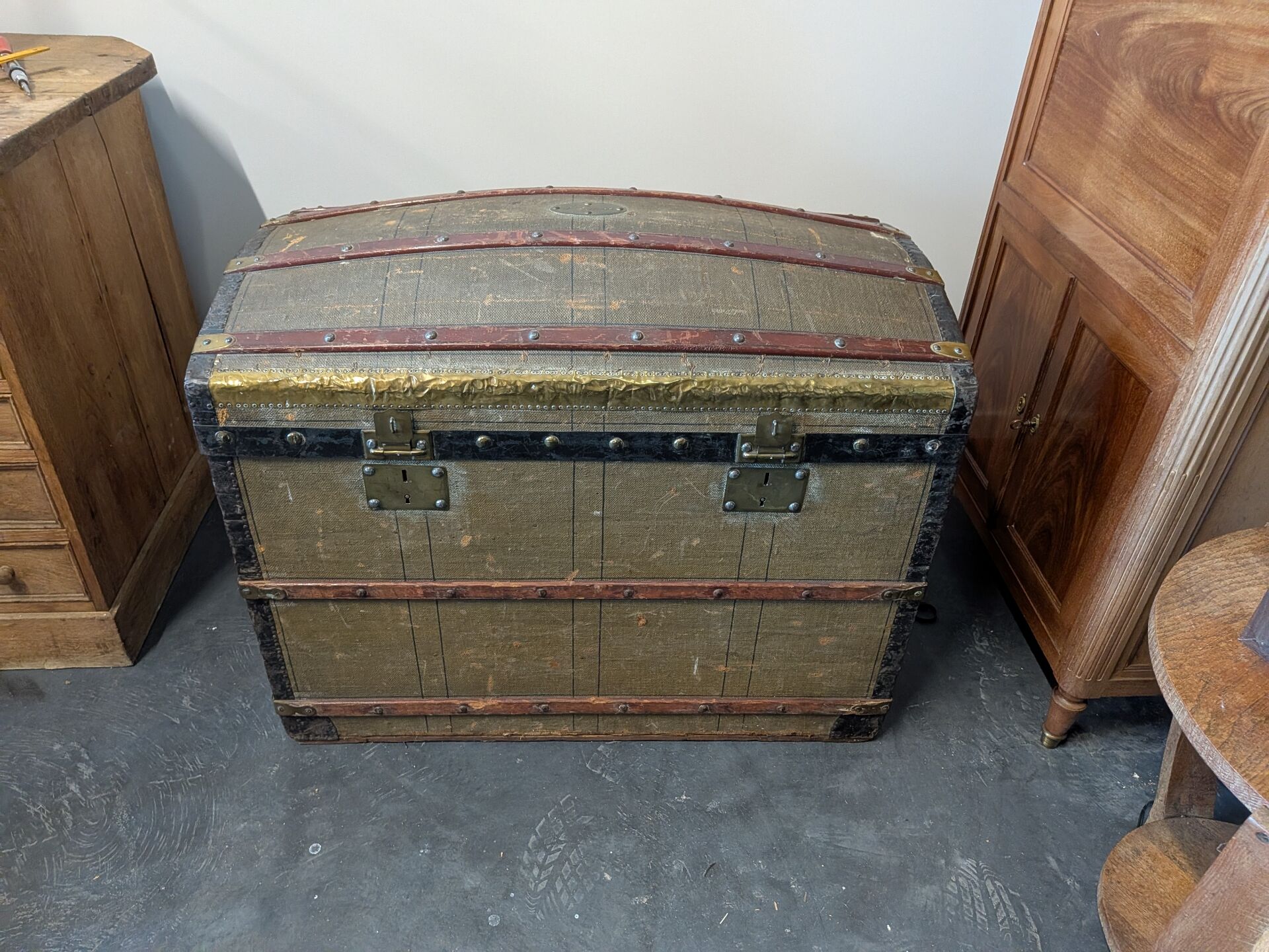 Travel dome-shaped trunk from the late 19th century, trunk maker J.M. Gey Aîné in Bordeaux, has