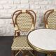 Table et chaises de bistrot parisien .