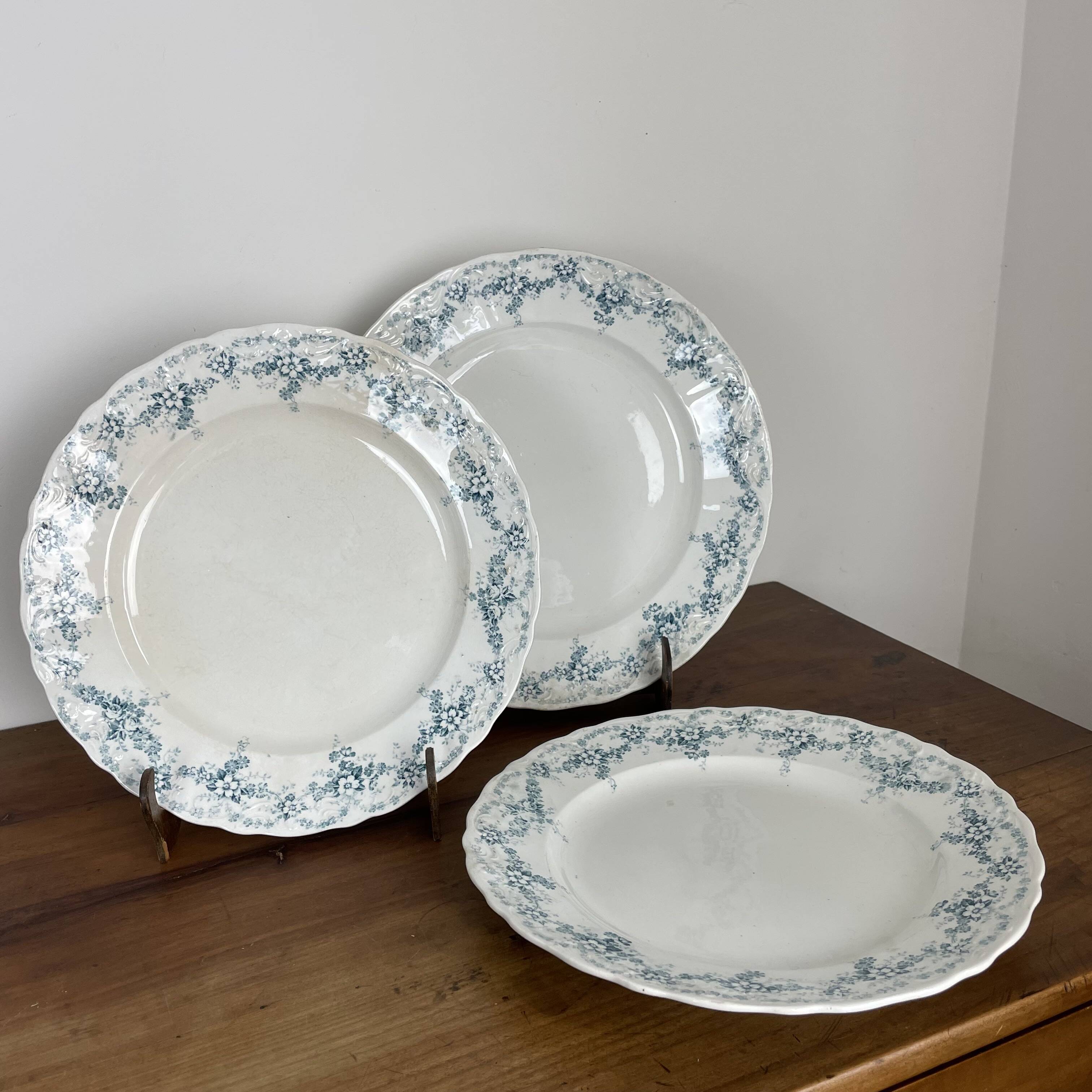 Round dish 30 cm in Maastricht earthenware, Clara model