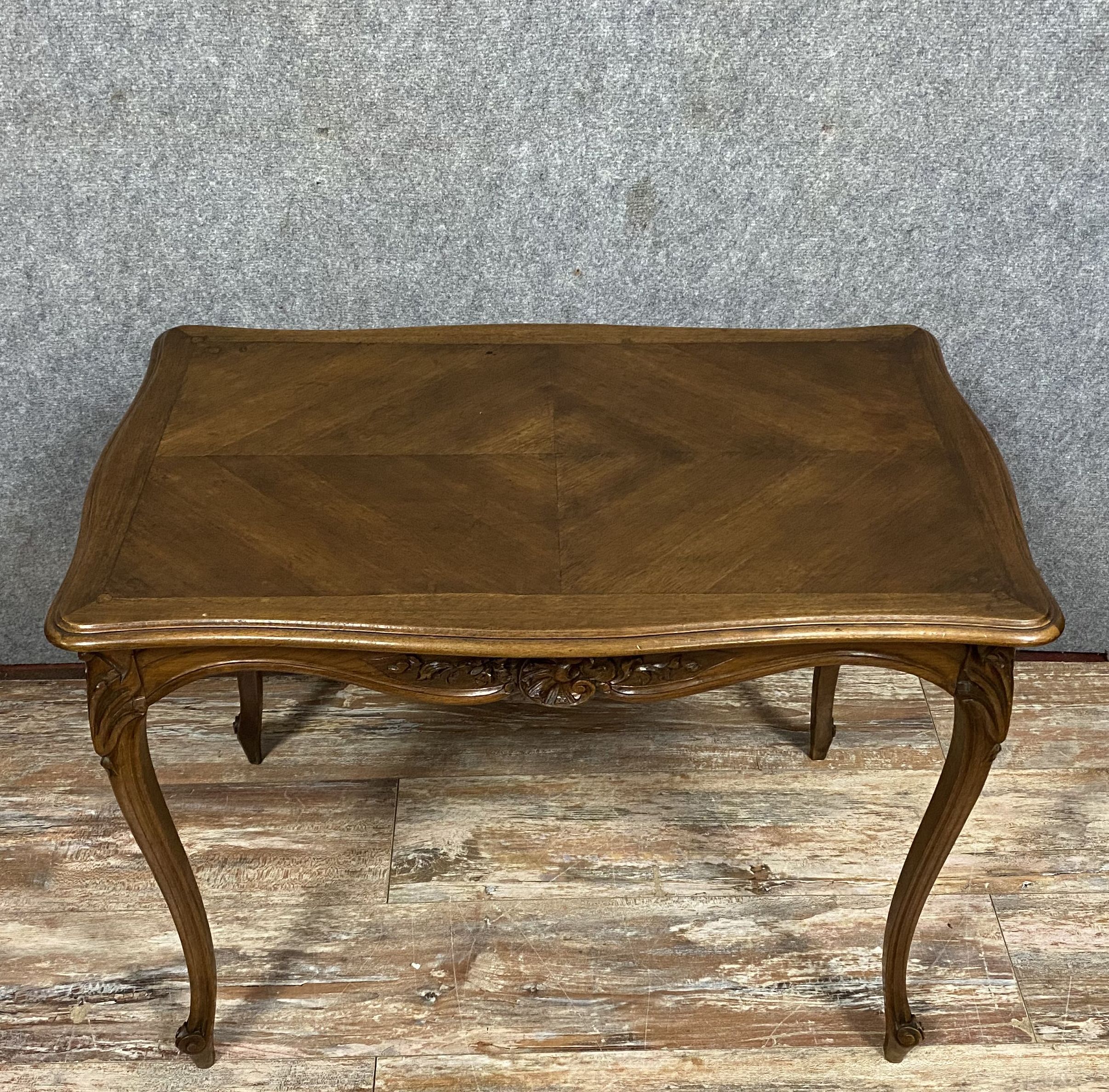 Table de salon Louis XV, rocaille en noyer vers 1850