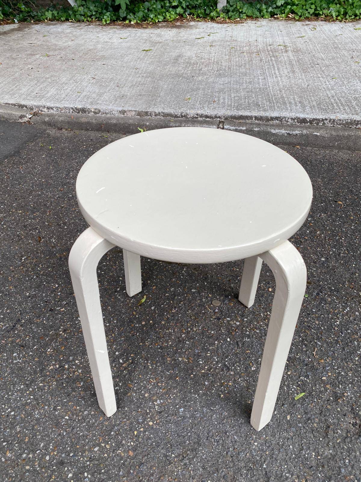 Tabouret en bois massif peint en beige