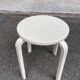Tabouret en bois massif peint en beige