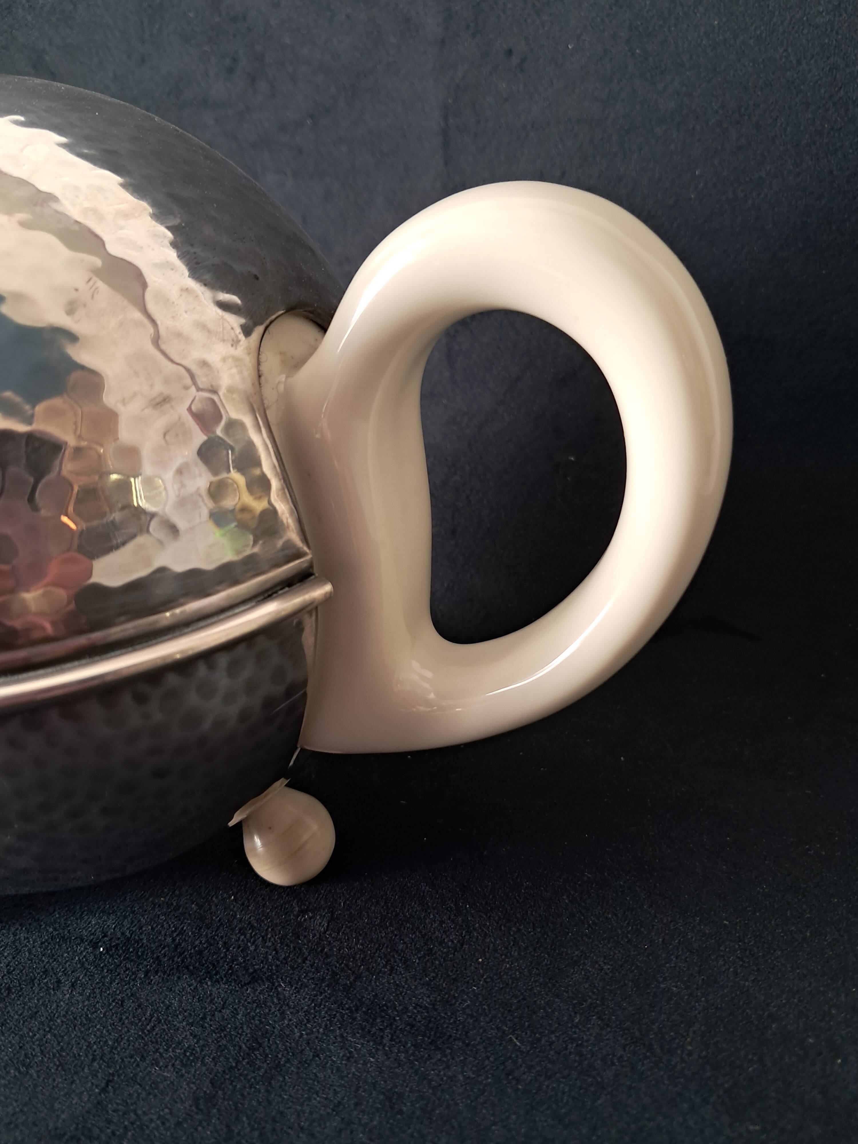 Théière Art Déco / Bauhaus en Métal Argenté Martelé et Faïence par WMF