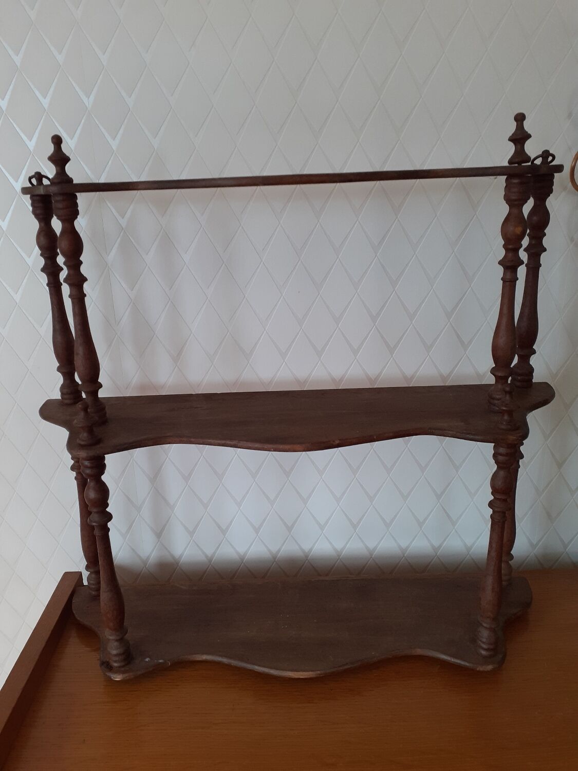 Étagère murale bois tourné