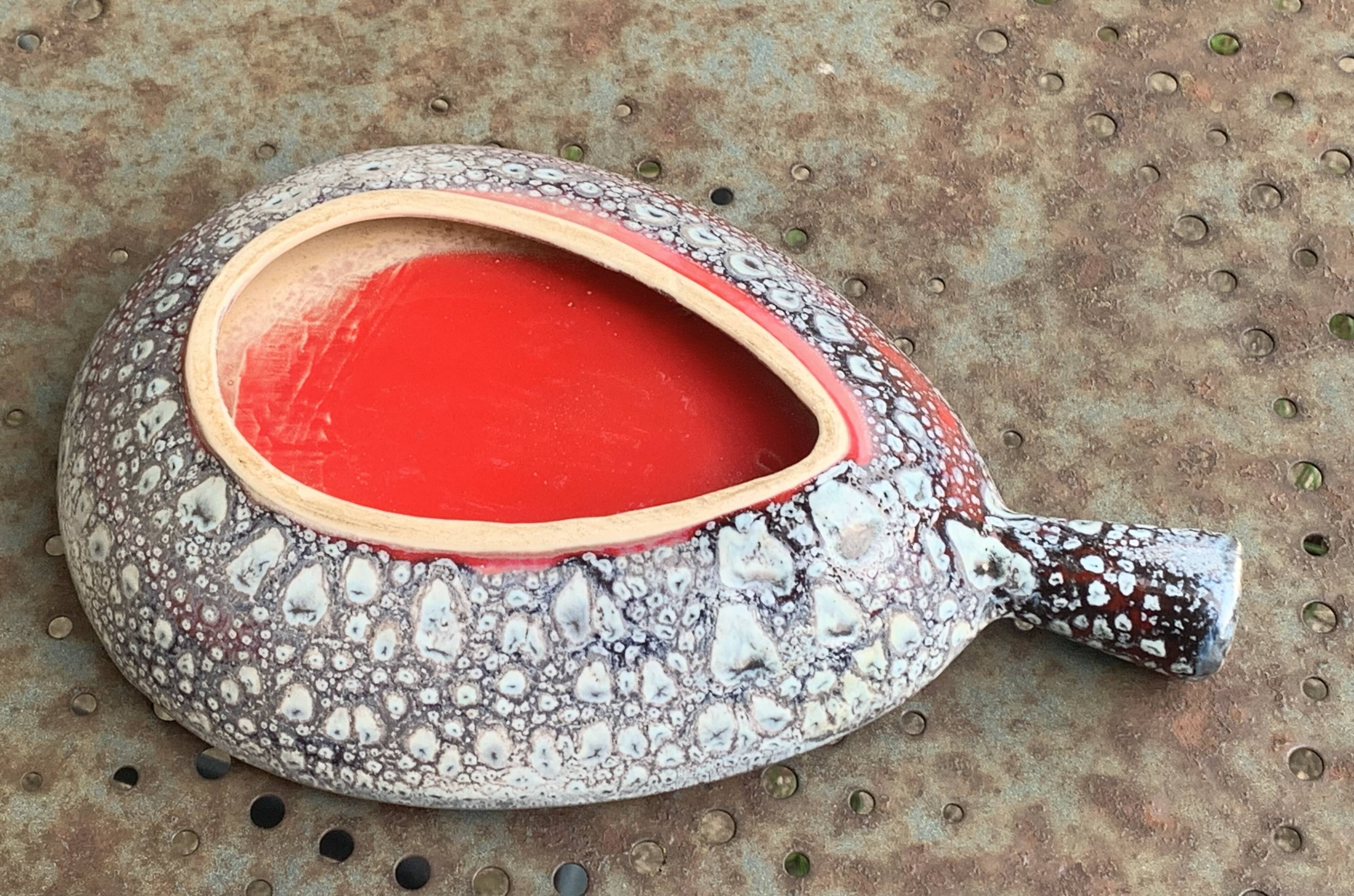 Coupelle en céramique vintage, de couleur rouge, forme originale et design