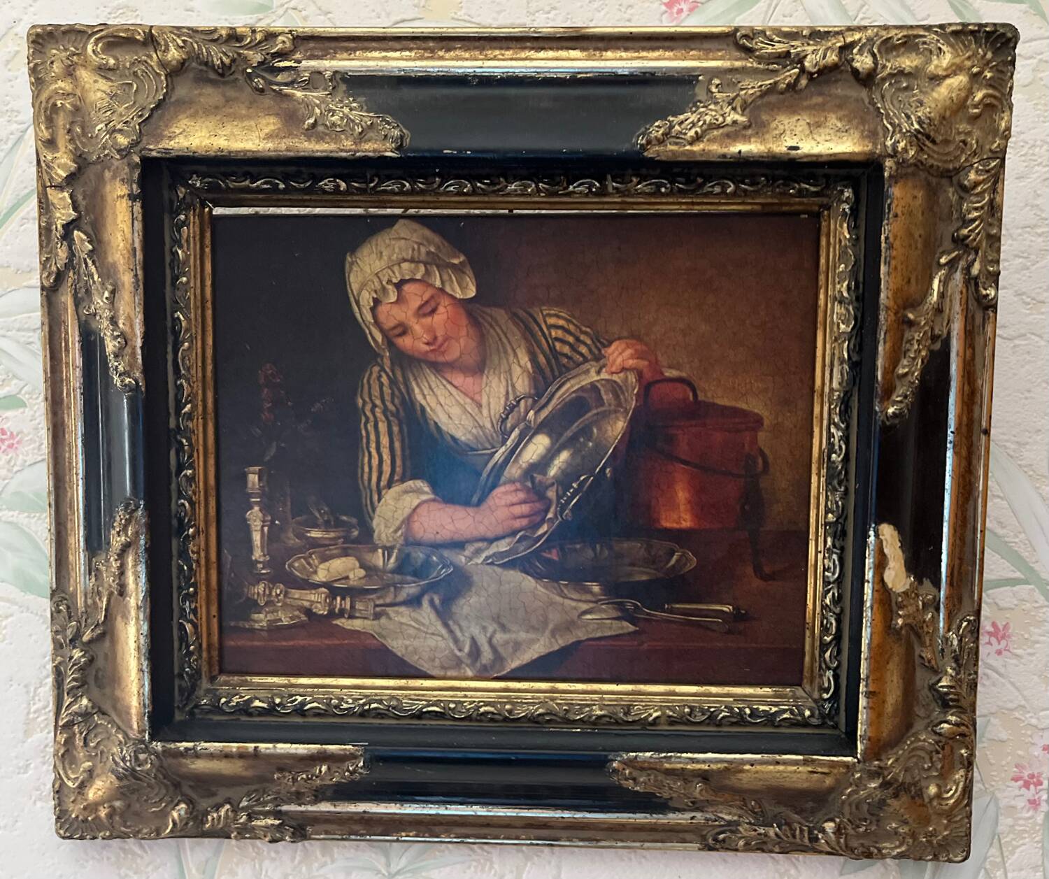 Tableau : huile sur toile d’une ménagère astiquant l’argenterie