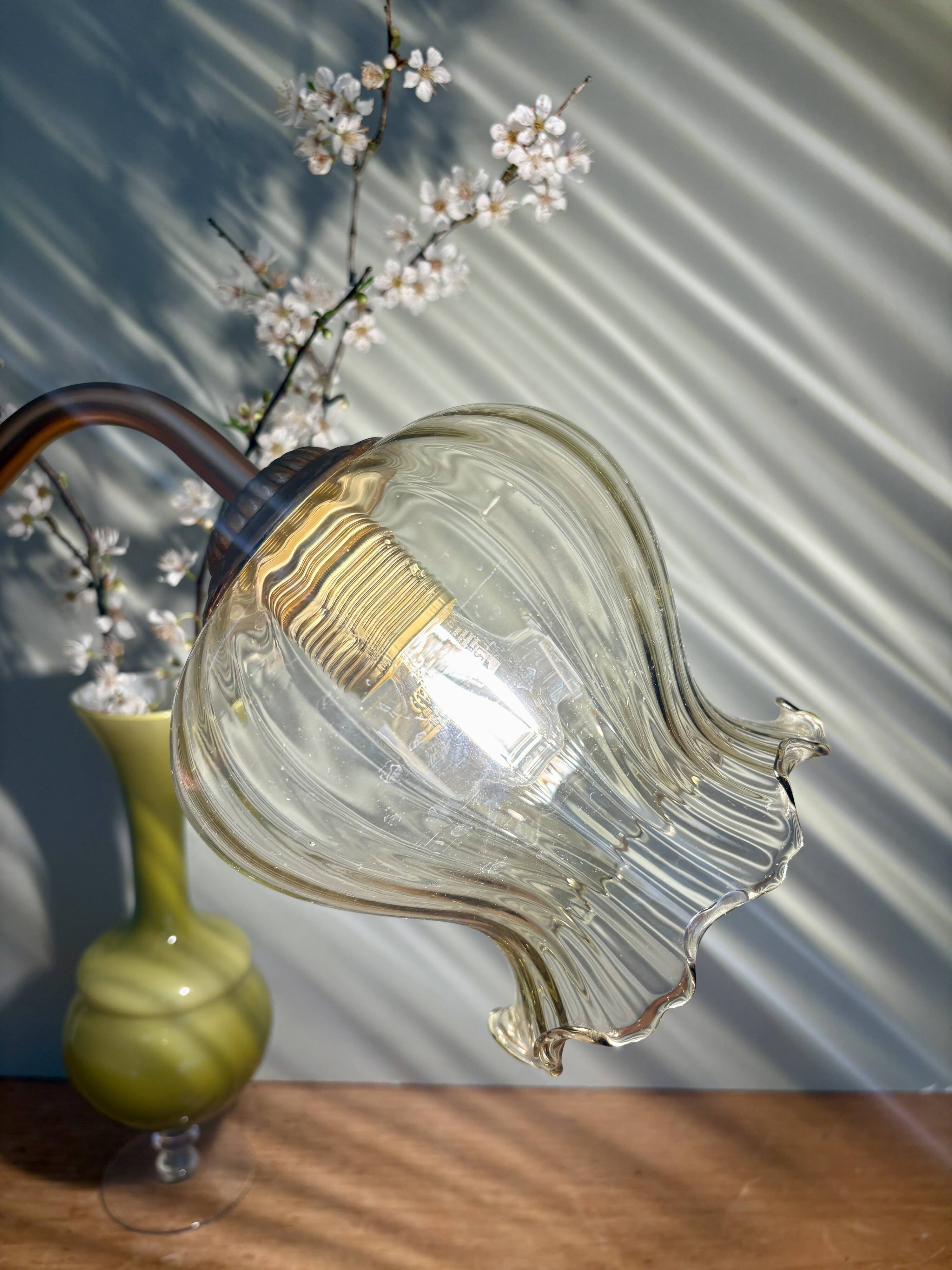 Applique coudée globe vintage en verre ambré