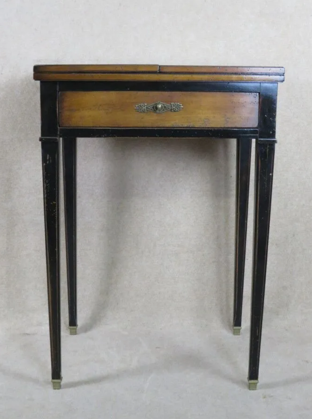 Modern style writing table, the top opening to 2 side shelves