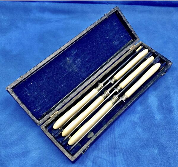 6 anciens couteaux à fromage dessert XIX