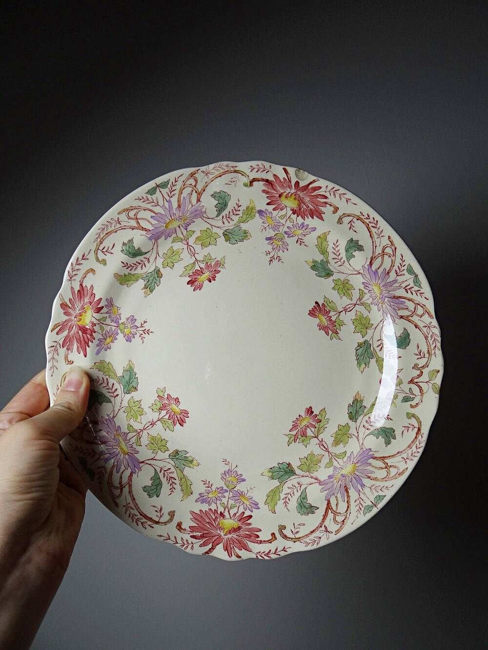 Short antique Longchamp stand with polychrome daisies in earthenware.