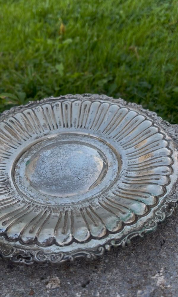 Aiguière vintage sur plateau en laiton argenté – grand pichet décorati