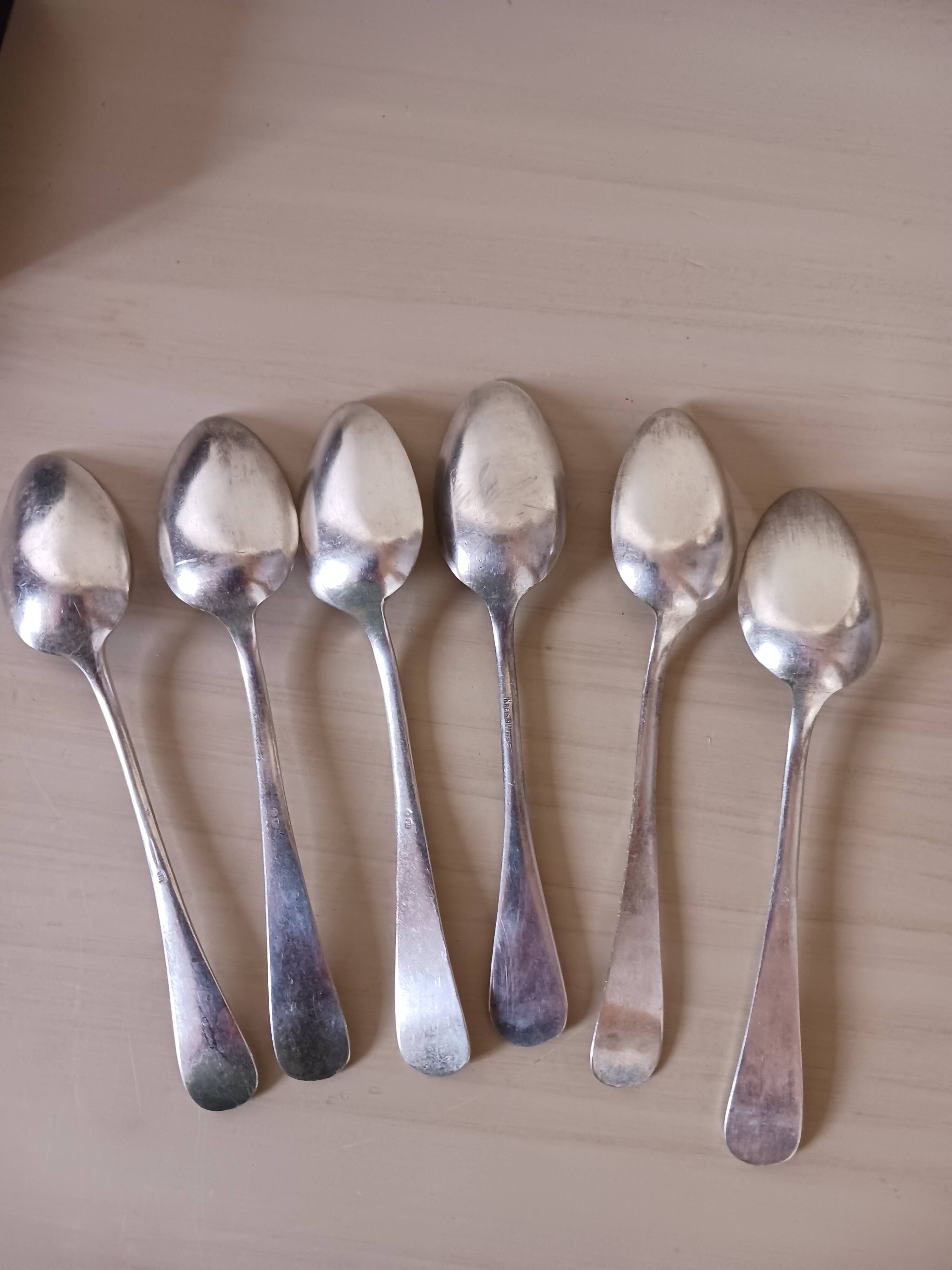 Petites cuillères en métal argenté .