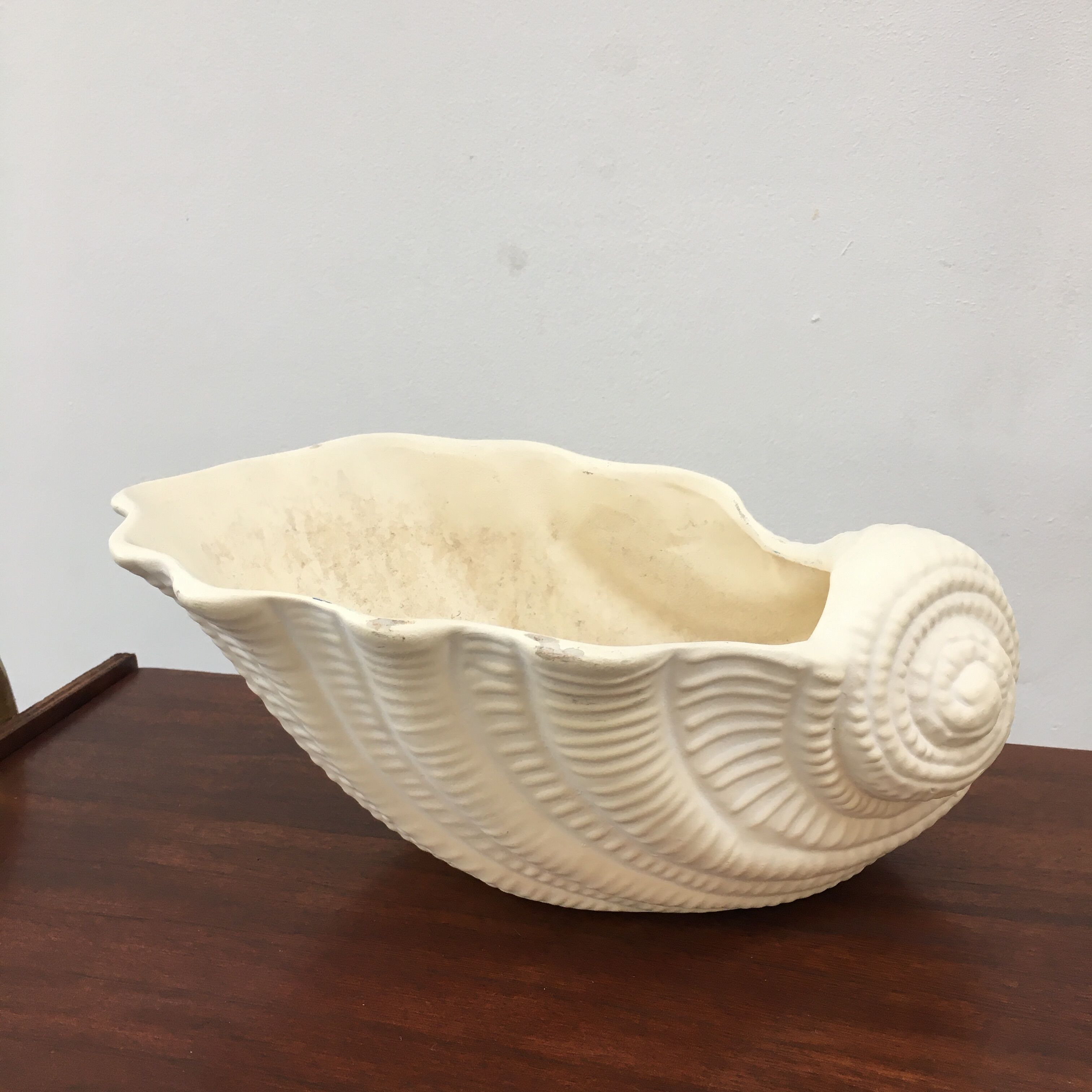 Shell-shaped pot cover in matt white ceramic