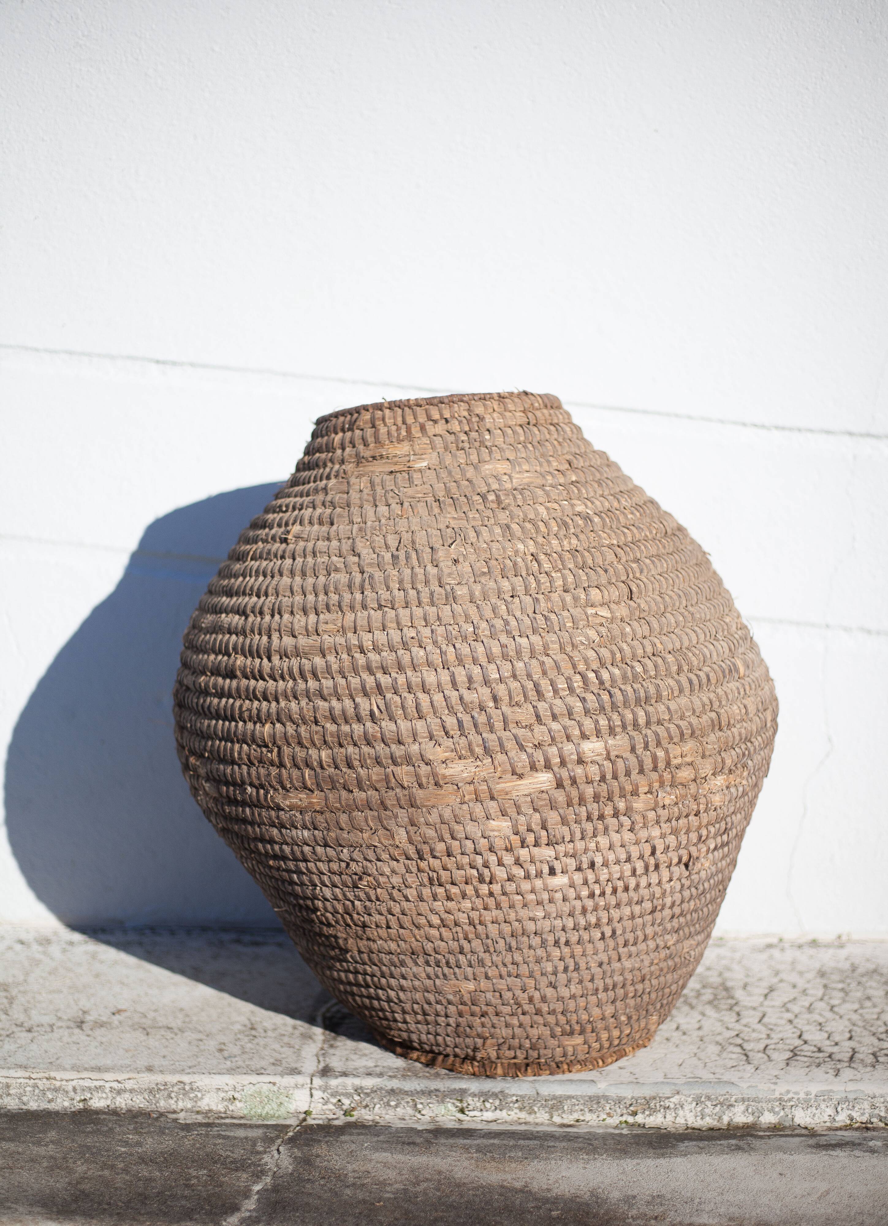 Old basket, burgundy XL straw and bramble, woven basket, interior decoration, pantry, cache