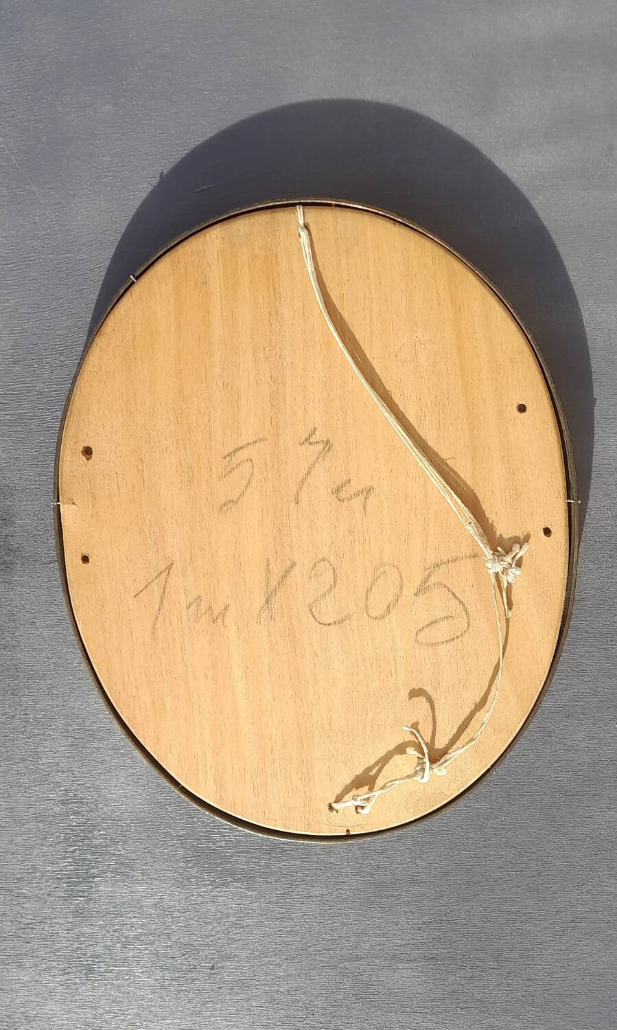 Oval mirror in gold metal