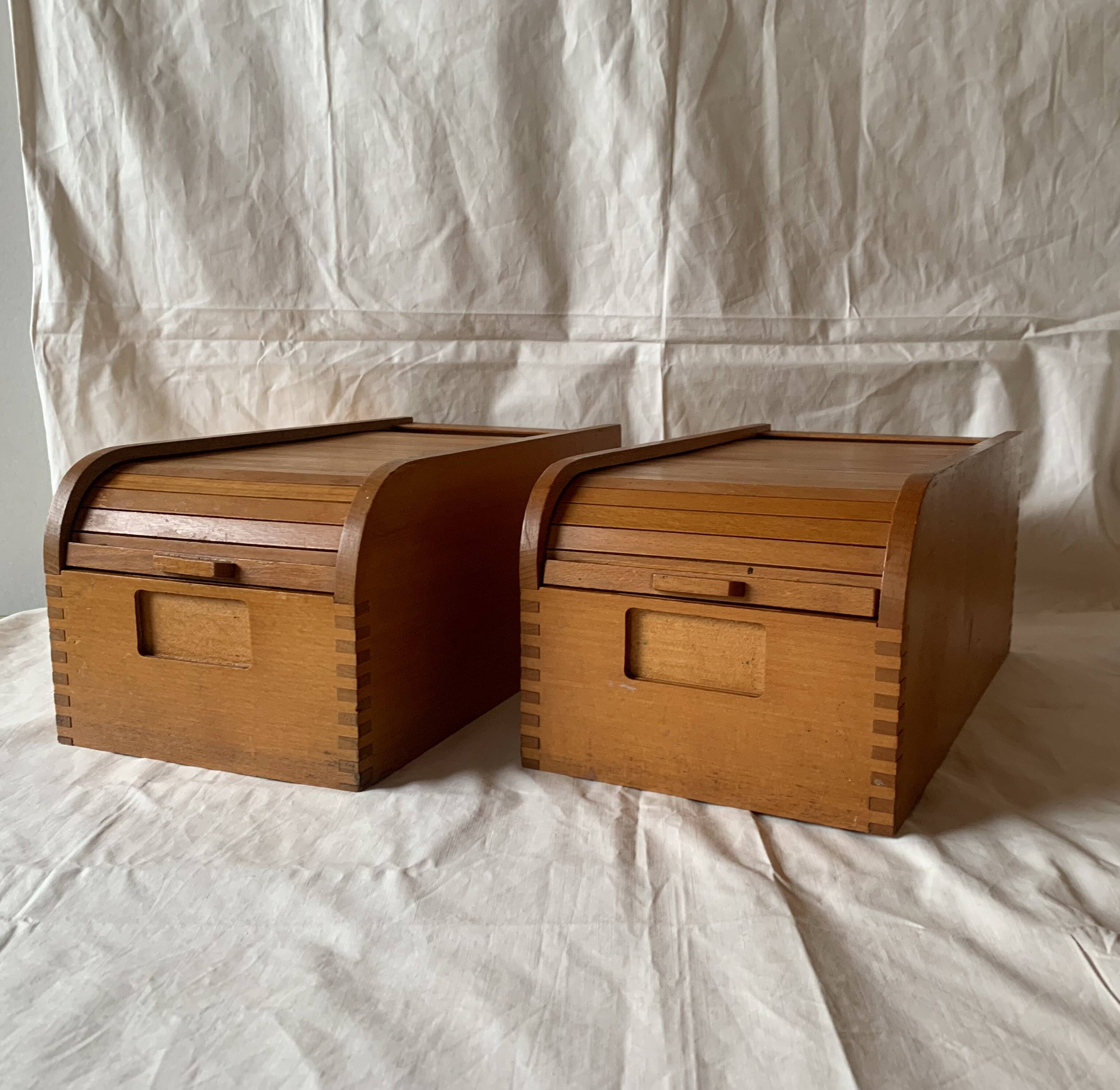 2 anciennes boîtes de classement en bois à volet