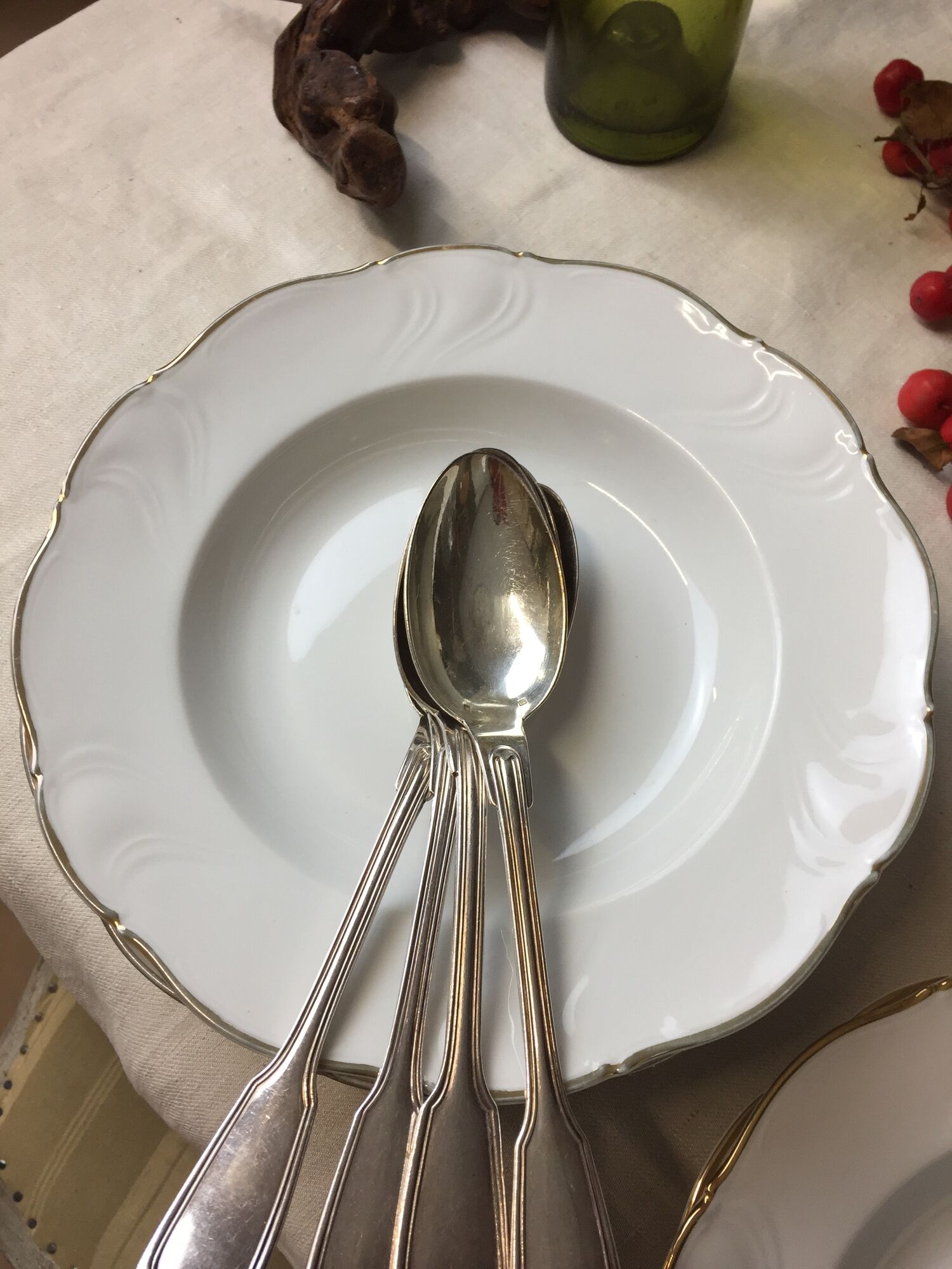 Hollow porcelain plates of pure white and gold