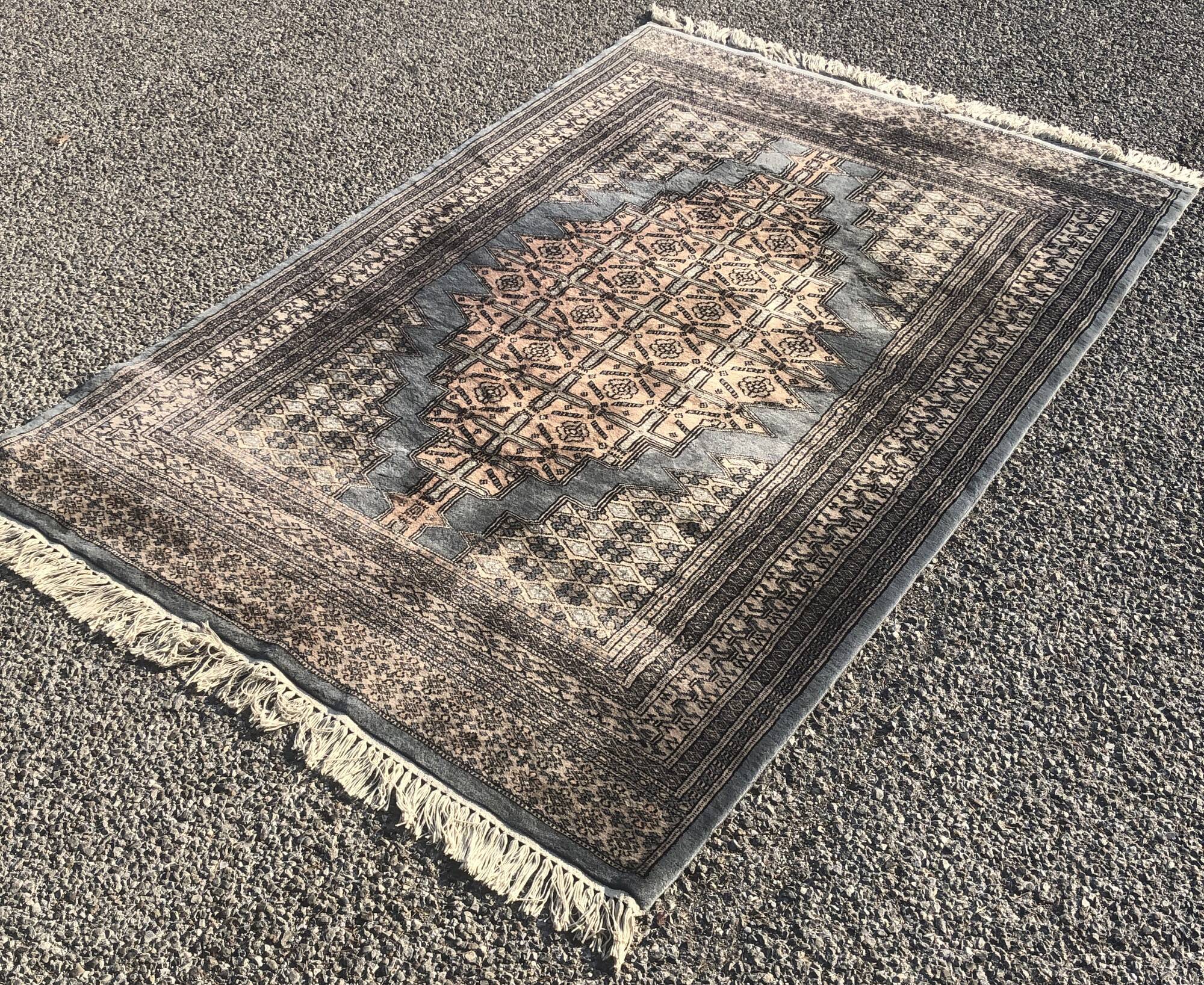 Pakistan oriental rug. 1.28 X 1.90 meters. Handmade