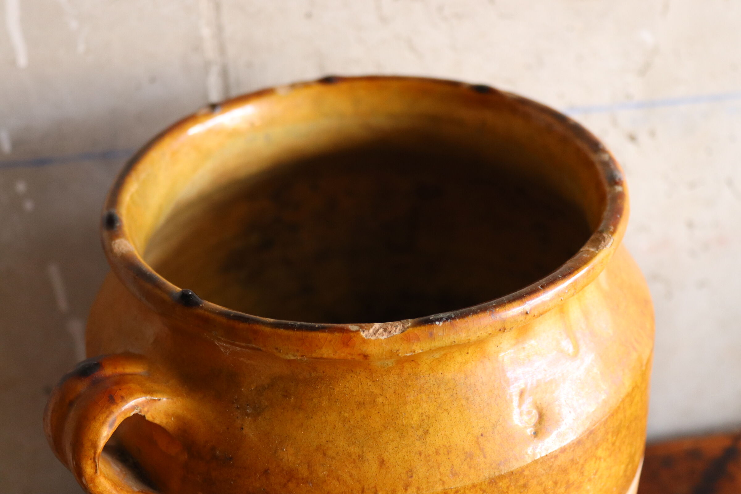 Varnished candied pot yellow