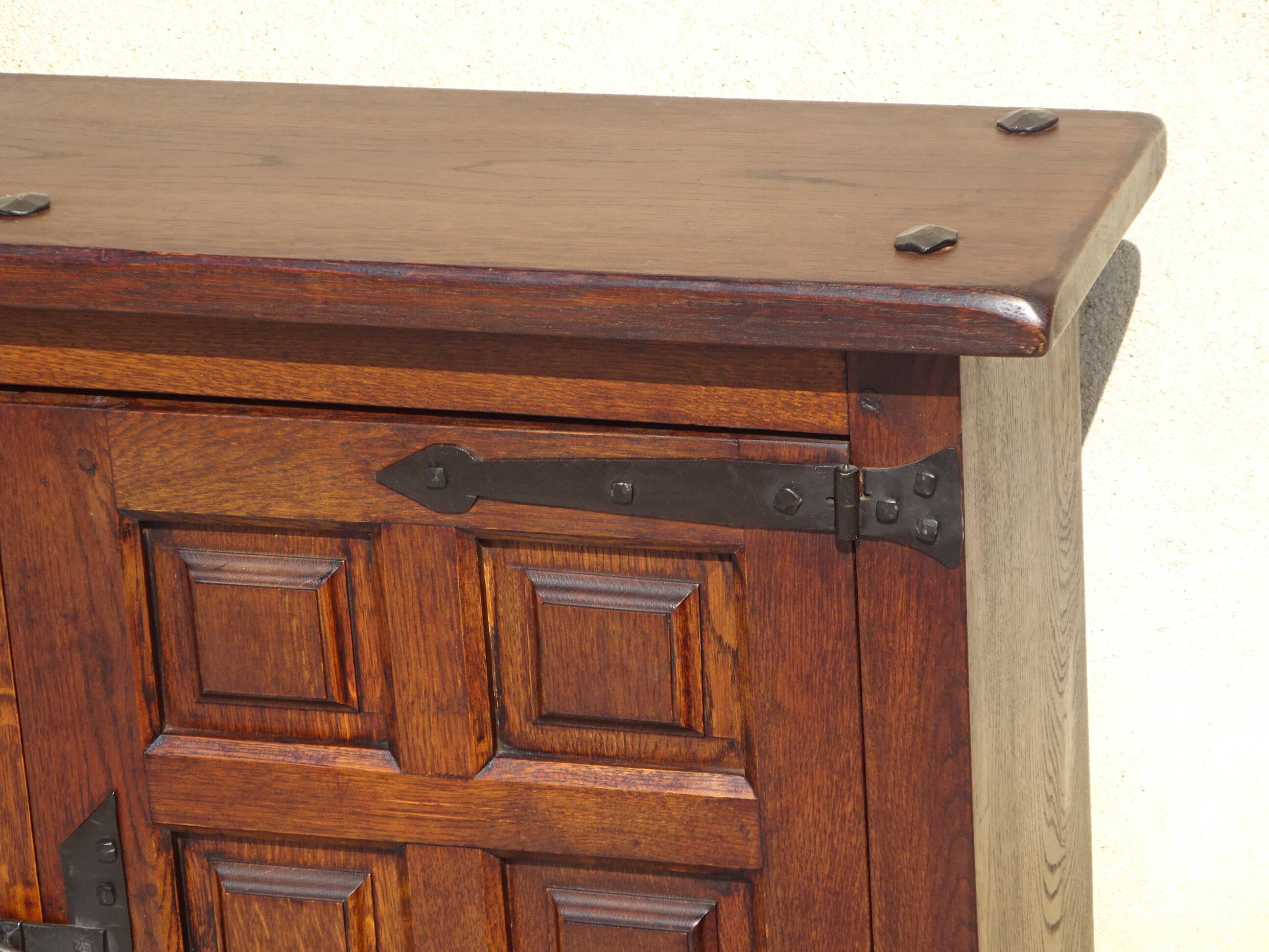 Shallow buffet in solid oak in Tuscan style.