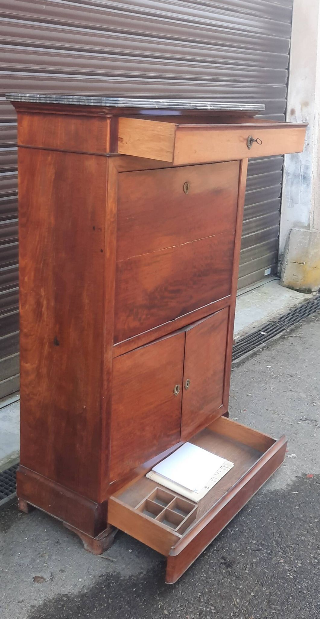 Secretary in veneer from the nineteenth century