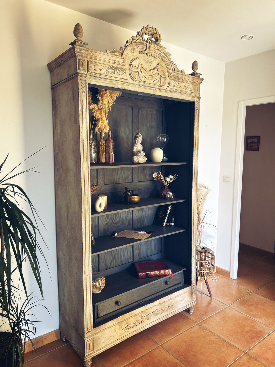 Superb patinated bonnetière in the Tuscan style