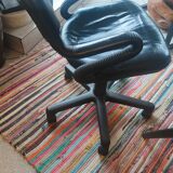 Deux fauteuils cuir noir