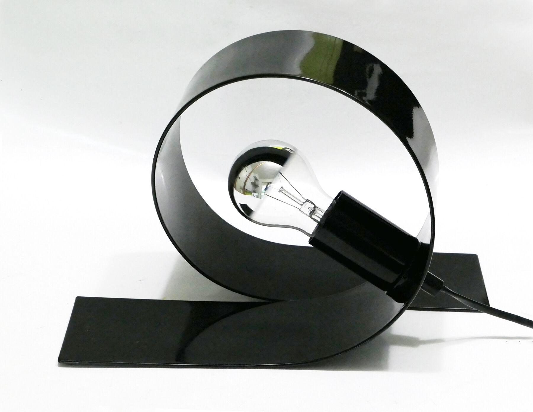 Lampe à poser design en métal laqué noir
