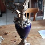 Paire d'aiguières en régule doré et verre bleu