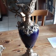 Paire d'aiguières en régule doré et verre bleu