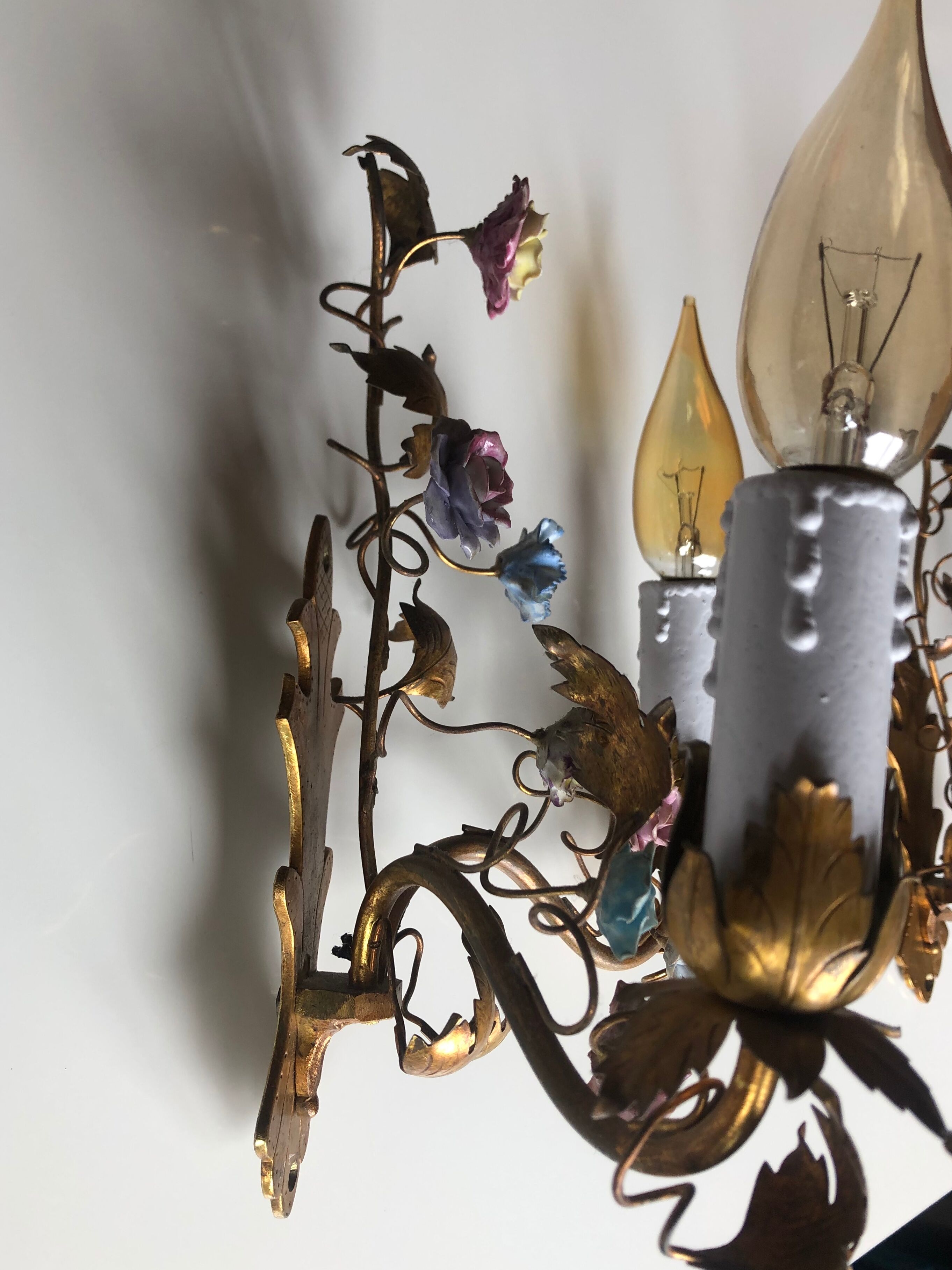 Two bronze wall light decorated with flowers in german porcelain