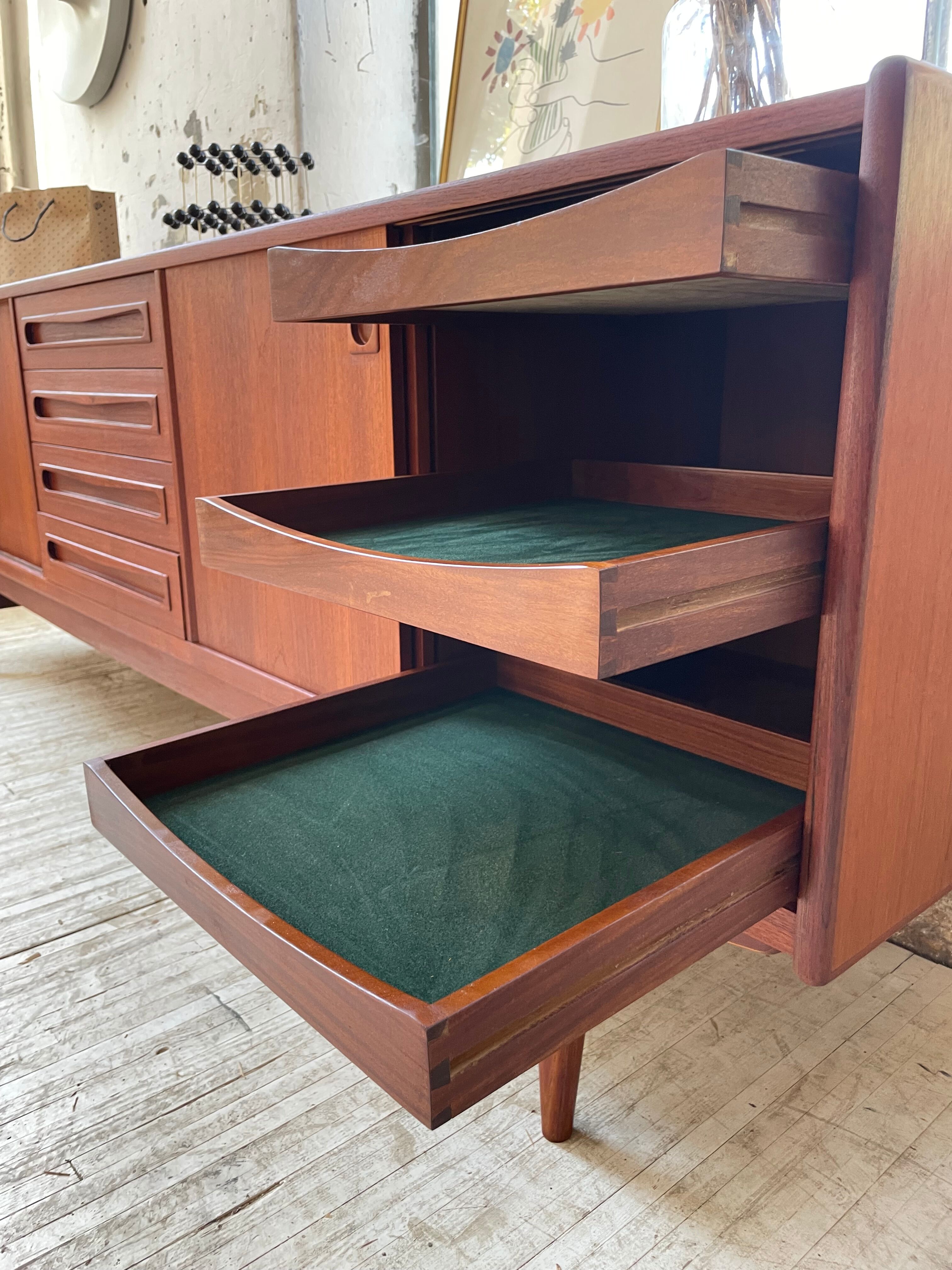 Teak row Johannes Andersen Samcom