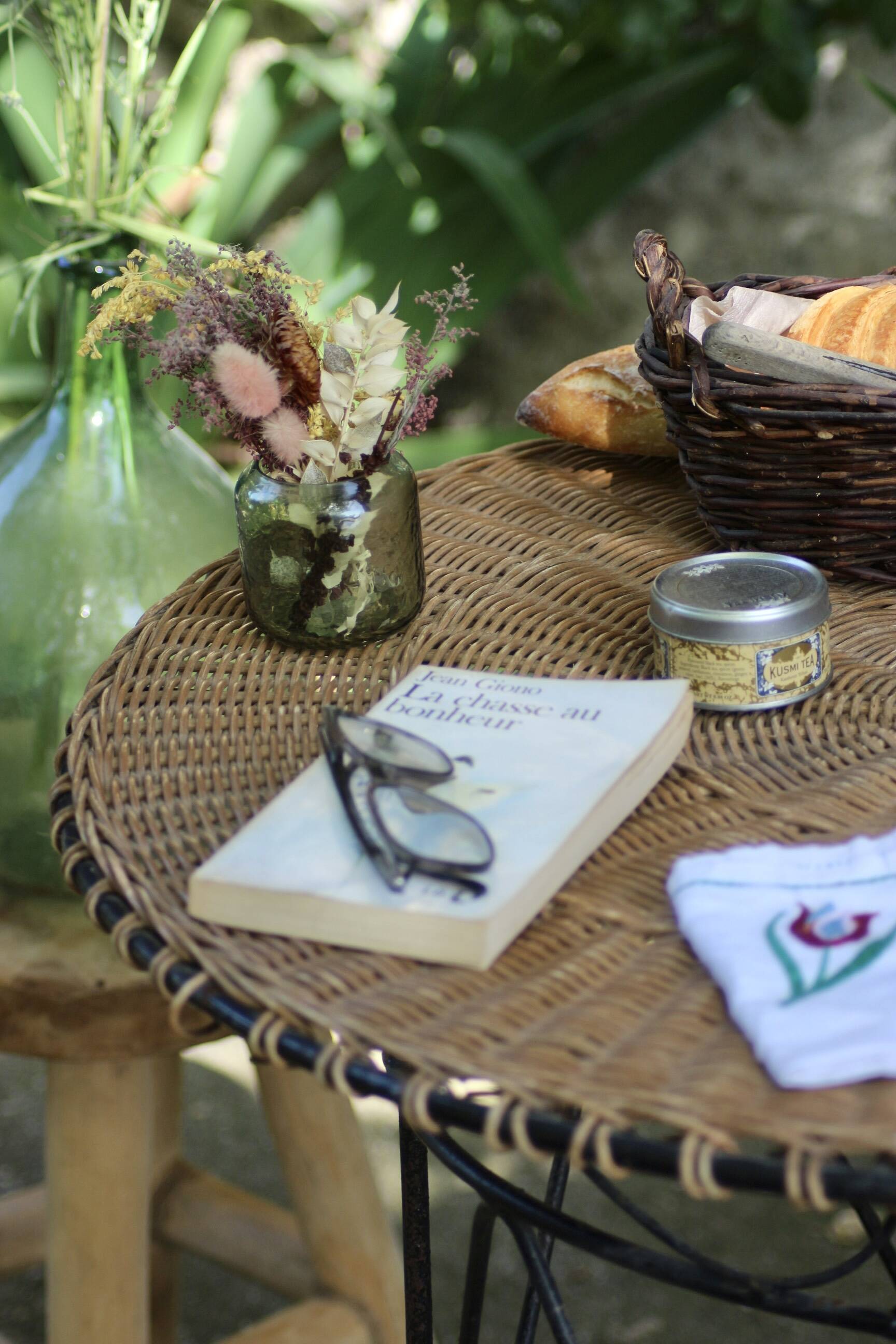 Vintage round table in woven rattan and black wrought iron – 1950s / 1960s