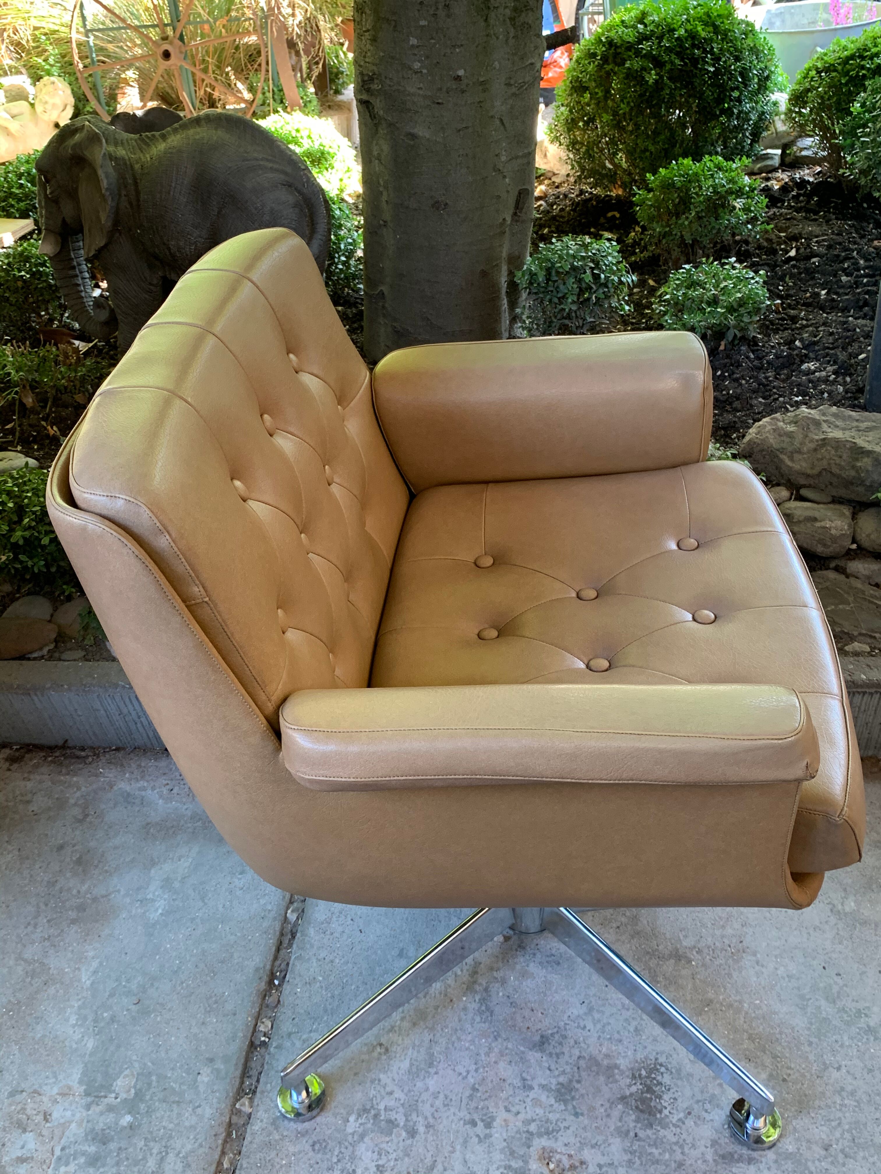 Airborne 1970s "bridge" swivel chair