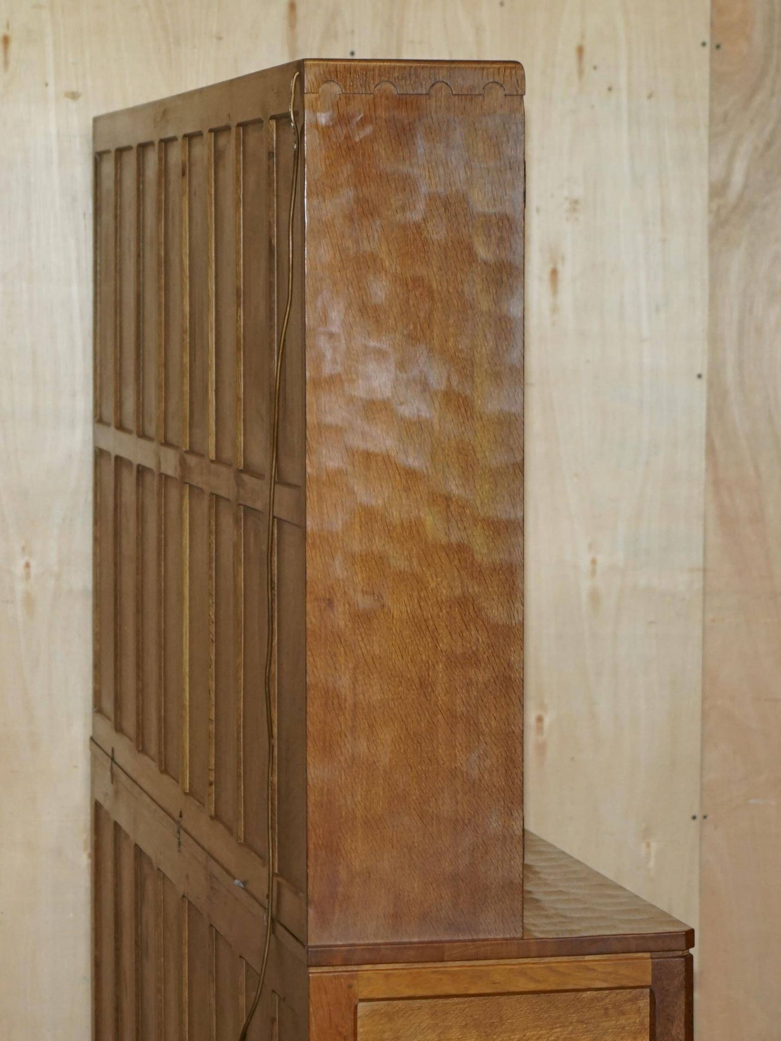 Buffet vitrine vintage Robert Mouseman Thompson en chêne avec étagères et éclairage