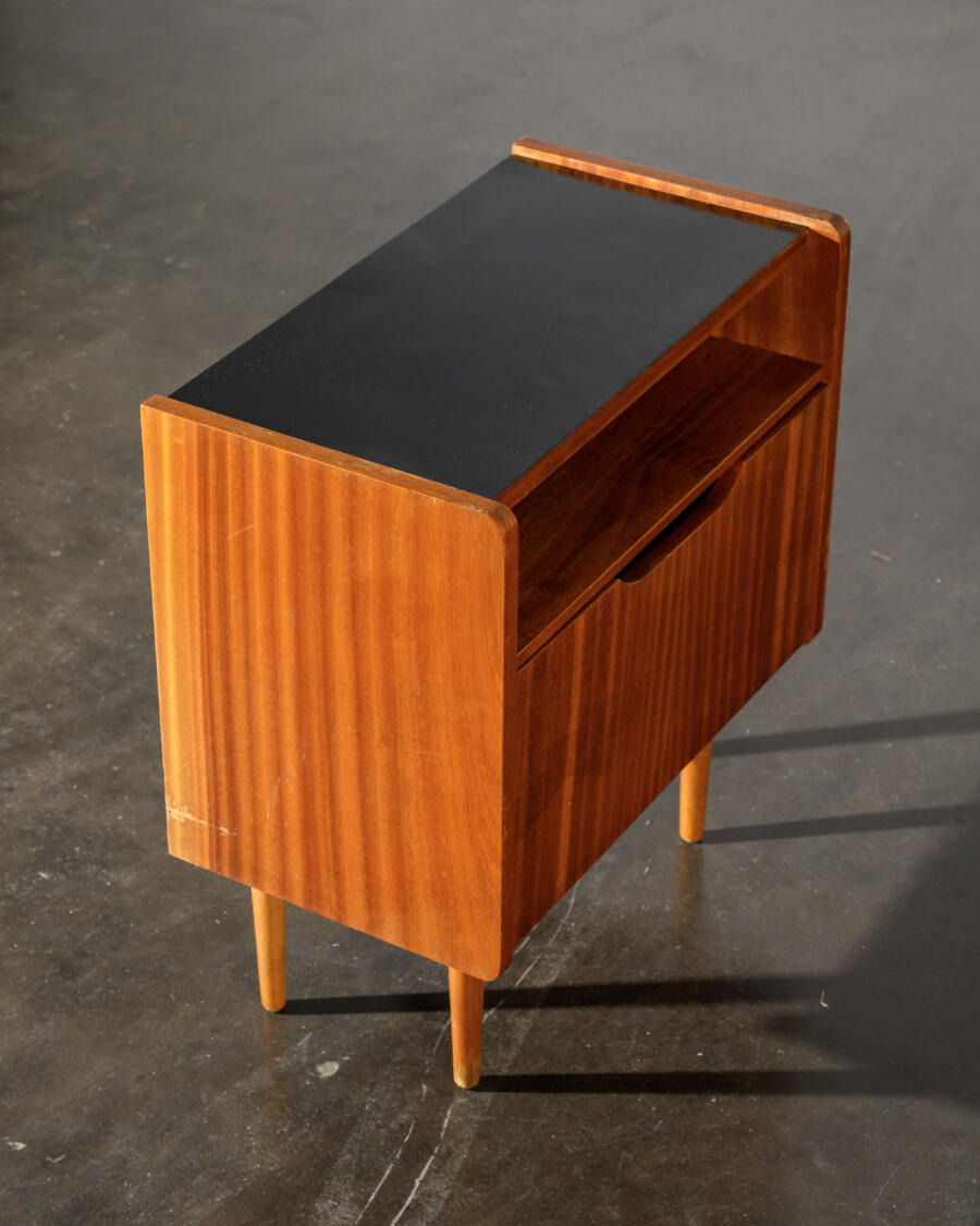 Table de chevet une porte abattante
