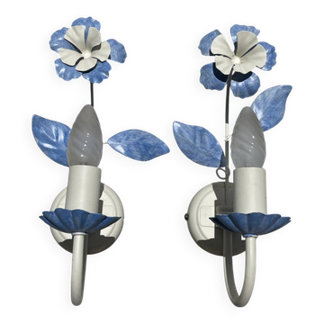 Paire d’appliques fleurs en métal bleu et blanc